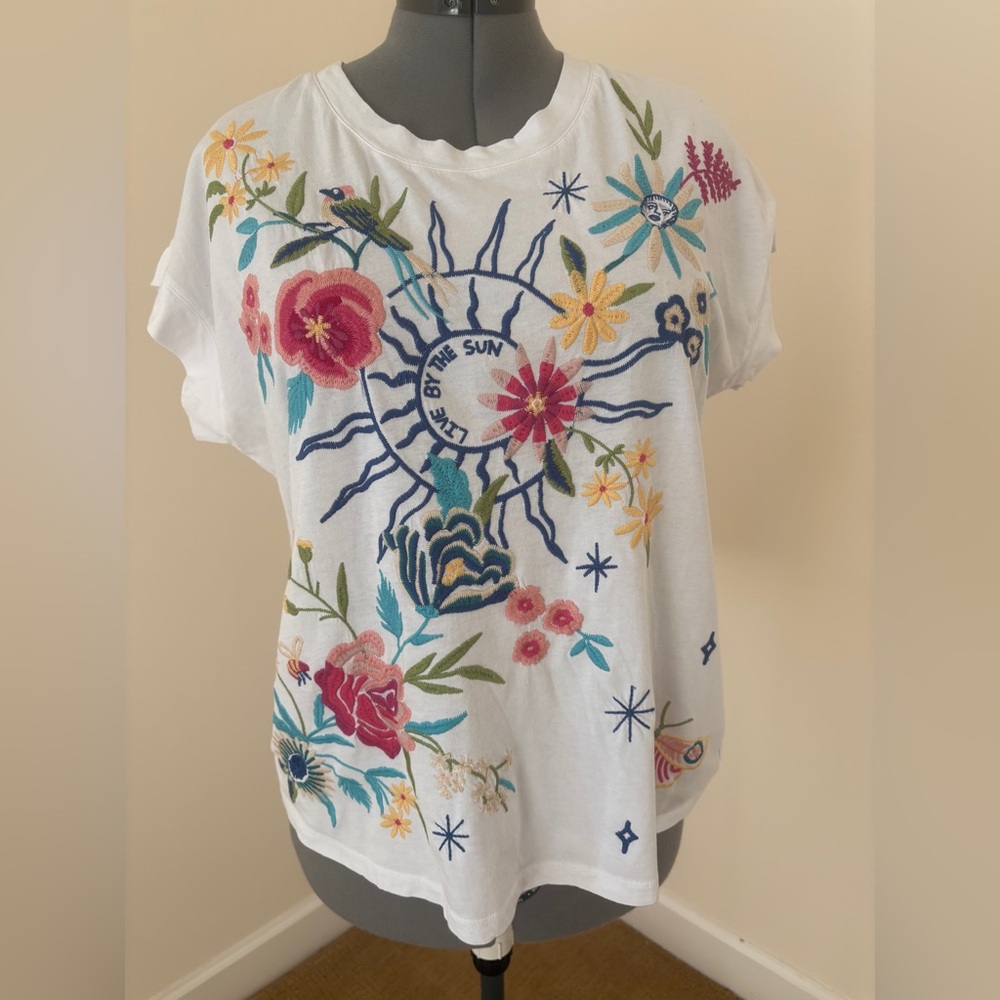 Johnny Was White Embroidered T-shirt “Live By the Sun” Size Medium
